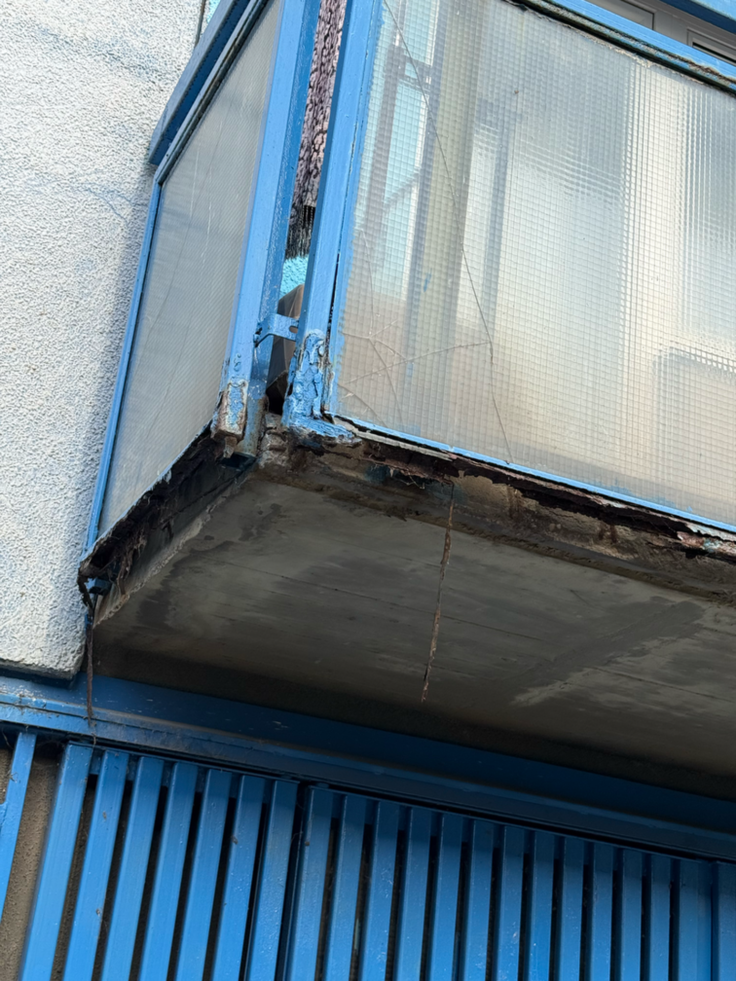 Erősen korrodált, elöregedett panel erkély korlát vas szerkezete