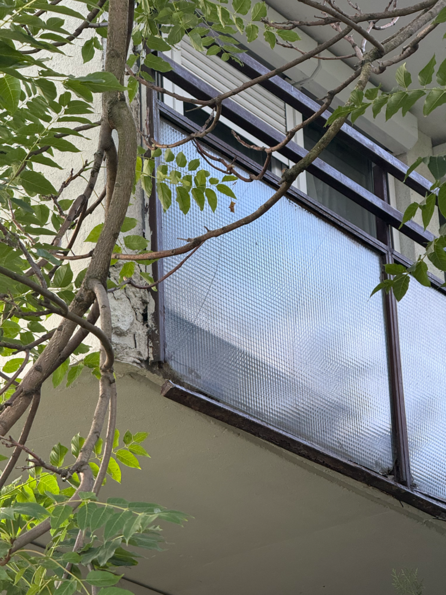 Leromlott állapotú erkélykorlát rozsdás rögzítésekkel