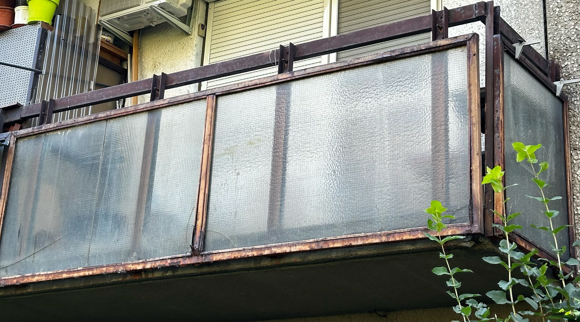 Korrózió miatt sérült erkély korlát oszlop